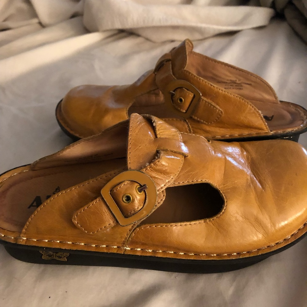 So comfortable Allegria clogs